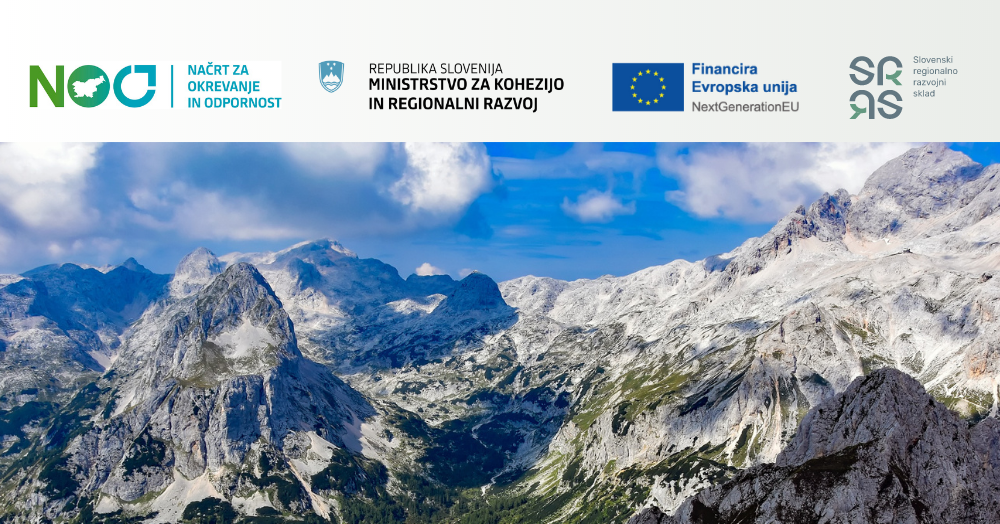 Slika panoramskega pogleda na gorsko verigo z logotipi in besedilom o sponzorstvu in partnerstvu različnih organizacij